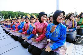 02.03.2022 · tari itu tidak hanya dijadikan sebagai media upacara. Macam Macam Pola Lantai Tari Kreasi Daerah Halaman All Kompas Com