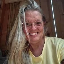 What are some good places to visit sloths and monkeys in Roatan?