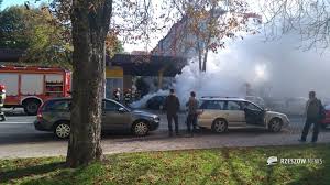 Niedzielny pożar BMW w Rzeszowie. Strażacy w akcji [ZDJĘCIA, VIDEO]