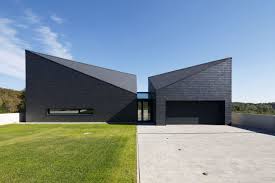 Check spelling or type a new query. Ein Breiter Vorplatz Wahrt Abstand Zur Strasse Von Hier Erscheint Das Wohnhaus Eingeschossig Architektur Moderne Architektur Haus Architektur