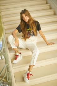 She loves to combine a bucket hat and a fluorescent tracksuit, stylish sneakers and a sweatshirt that she painted. Clara Berry Au Diner Zv Tribe Clara Berry Idees De Mode Mode