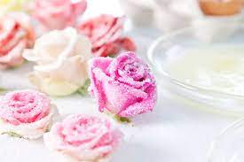 Damit die sommerliche blütenpracht aus dem garten das auge auch noch während der langen wintermonate erfreut, gibt es verschiedene möglichkeiten die blumen unvergänglich zu machen. Zuckerblumen Fur Tortendeko Selber Machen Gezuckerte Rosen