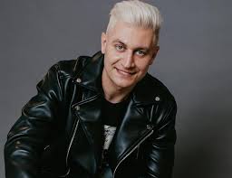 Не обошлось и без после тренировок на льду травма давала о себе знать. Kak Manukyan Okazalsya V Klipe Buzovoj Lajker
