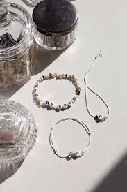 Um das handgelenk gelegt, verzaubern perlen durch ihre schlichte eleganz und ihre über alle modetrends erhabene wirkung. Diy Perlenarmbander We Love Handmade
