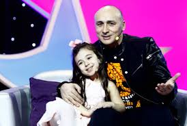 Cel mai sincer show al momentului, „aici eu sunt vedeta, va aduce în fața telespectatorilor antenei 1 primele trei celebrități alături de minunile din viața lor. Aici Eu Sunt Vedeta Iuvenalia FetiÈ›a Lui Marcel Pavel S A Plans De TatÄƒl SÄƒu La Tv Cu Ce O DeranjeazÄƒ Dcnews