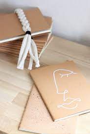 Avec imagination, un dessous de plat plutôt banal, par exemple, peut être facilement métamorphosé en objet de design exclusif. Activite Manuelle Baby Sitting 5 Diy Pour Enfants Et Nounou