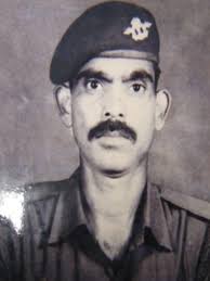 Along with Shri Shafi Alam Khan Pathan & Smt Habiban Banu, parents of  RIFLEMAN ARIF SHAFI ALAM KHAN PATHAN 18 JAKRIF #IndianArmy who immortalized  fighting pakis in J&K in 2019. Homage to