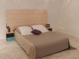 Pour améliorer le décor de votre chambre à coucher mais aussi … Tete De Lit Lambris En Sapin Idee Decoration Planches Bois Large Tete De Lit En Lambris Deco Chambre Parentale Tete De Lit Tete De Lit Avec Rangement