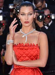 Model Bella Hadid Wore A Bulgari High Jewellery Serpenti Necklace And Bracelet In White Gold Vestidos Acessorios