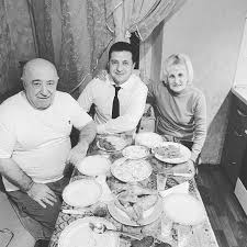 Владимир зеленский, который согласно результатам выборов президента украины победил в. Zelenskij Roditeli Chto Izvestno Ob Otce I Materi Prezidenta Foto