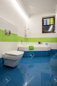Der meistgenutzte lage des hauses, das badezimmer hat viele gefahren, die nur ein. Travertin Haus Bunte Badezimmer Grun Blau Und Weissen Fliesen Lizenzfreie Fotos Bilder Und Stock Fotografie Image 16906367