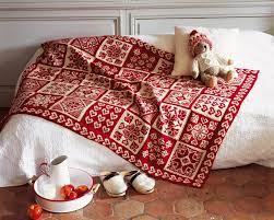 Le n°1 du mobilier et de la décoration en france → découvrez nos produits, nos solutions et conseils d'aménagement. Plaid Tricote En Laine Rouge Et Blanche Motifs De Noel Marie Claire