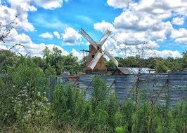 When i watched the movie coffee shop i knew that laura vandervoort wasn't singing the songs in the movie, and i assumed that the artist singing was norah jones, but it turns out that was wrong. Walking Dead Filming Locations And Tours In Senoia Ga The Tv Traveler