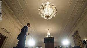 usa residence الرئيس الأميركي باراك أوباما يصل إلى الغرفة الشرقية في البيت الأبيض للإدلاء ببيان في العاصمة الأميركية واشنطن في ceiling lights chandelier luxury