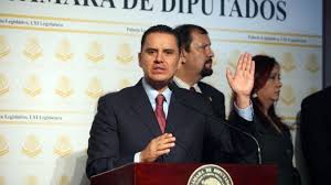 Sandoval castañeda se caracterizó por sus lujos y excentricidades, entre las cuales se cuentan ranchos gigantescos, caballos pura sangre y hasta una silla de montar de oro. Sjnjd53wkitfsm