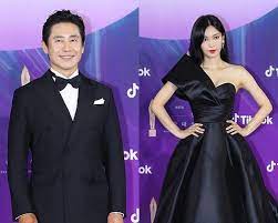 붉은색 입은 재재랑 하얀색 입은 송중기밖에 안보여. N Uzbunvacehwm