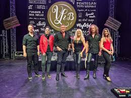 Vincze lilla is a hungarian female singer, best known for the band called napoleon boulevard, but she has several solo albums. Vincze Lilla Hivatalos Honlapja