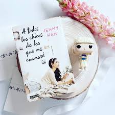 Cada ve que termina una relacion, de manera buena o mala, le escribe una carta al chico del que se enamoró y le habla de sus sentimientos pero. A Todos Los Chicos De Los Que Me Enamore De Jenny Han