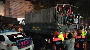 Moment moment yang terlewatkan baik itu tragedi kemanusiaan misteri pembunuhan penampakan misterius peristiwa langka ataupun kejadian kejadian aneh di dunia akan terus tersimpan abadi yang dapat menceritakan kepada. Evakuasi Suporter Mobil Polisi Sempat Dikejar Warga Karena Bawa Bonek Suara Jatim