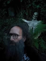 Arswyd, yr ocwlt a'r goruwchnaturiol… o benglogau i offer lobotomi a  byrddau Ouija