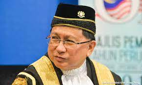 Zaki yang menjadi ketua hakim negara selama tiga tahun sejak 2008, ketawa apabila ditanya sama ada beliau berasa gementar memberi keterangan buat pertama kali sebagai saksi di hadapan hakim. Hakim Dari Borneo Tidak Cukup Bagus Untuk Jadi Ketua Hakim Negara Roketkini Com