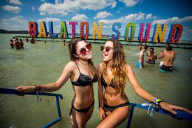 Kiadó olcsó privát szállások a balatonon, magánház foglalja le nyaralását balaton parti szállásaink közül, vagy kérjen az ön igényeinek megfelelő szállás ajánlatot! Balaton Sound 2018 04 Bis 08 Juli In Zamardi Ungarn Blokkbeats