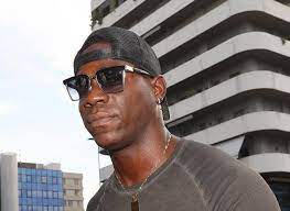 Uomo senza dignità, vali zero. Balotelli A Brescia Monza Che Beffa Resta Fuori Dallo Stadio Con L Auto Gli Ex Tifosi Vali Zero Corriere It