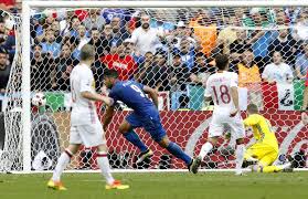 Italia y españa se enfrentaron en udine y una de las acciones que más llamó la atención fue la humillación a durante el partido entre italia vs españa, el árbitro de línea, a la carrera, tumbó al. Espana Pierde Con Italia En Octavos Y Se Queda Fuera De La Eurocopa Deportes El Pais