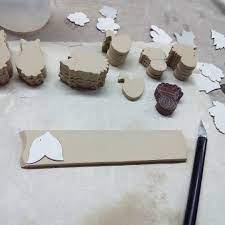 切り抜き 石膏型を使った方が早くてたくさんできるけど 入り組んでたりすると型抜きが大変だろうと 型紙切り抜きで今も制作してます 型取りが下手っぴってのもあるけれど こっちの方が性に合ってる気がするし 硬さ調節できてちょうど良く clay crafts ceramic