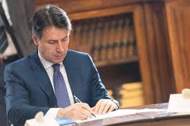 Conte riceve applausi dai dipendenti e risponde con un gesto della mano: Giuseppe Conte E La Fidanzata Olivia Paladino Nuove Foto Allo Scoperto