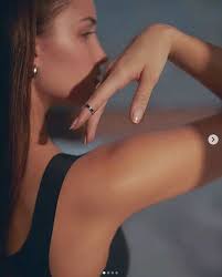 Mỹ nhân thể dục Nga diện đồ mỏng manh mời các anh vào tương tác