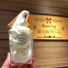 富士山ファーム札幌三越店限定のはちみつソフトクリーム はちみつを練り込んであるオリジナルソフトに 追いはちみつ 百花蜜 を目の前でかけてくれる 大人気のはちみつクッキーとバター風味のチョコラングドシャもトッピングされてる贅沢仕様 大通駅直結