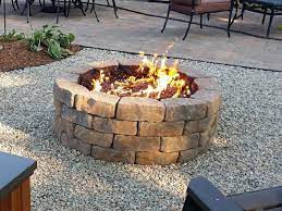Selbst gebaute outdoorkueche im garten grillen. Wie Konnen Sie Eine Feuerstelle Bauen 60 Fotobeispiele Outdoor Feuerstelle Feuerstellen Tisch Feuerstelle Garten