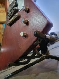 Why don't major manufacturers do this simple step and get the machines in  line and at the same angle? Just lately I've been seeing a lot of basses  and guitars with machines