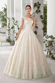 Madelene Gardner New York Menyasszonyi Ruhainak Legfobb Stilusjegye Az Igenyesseg Es Elega Dream Wedding Dresses A Line Wedding Dress Beautiful Wedding Dresses
