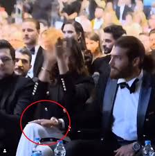 So much so that the two actors had to intervene again in these days on the subject (even more delicate at home). Can Yaman Demet Ozdemir Aski Boyle Ispatlandi Gercek Gundem