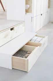 Le Linge De Lit Est Range Dans Les Tiroirs De L Estrade Chambre Amenagement Chambre Rangement Tiroir