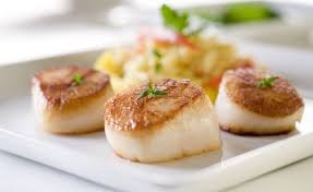 Noix De Saint Jacques Masquees D Une Fine Puree De Truffe Sur Une Fondue De Poireau Par Georges Blanc Recette Recettes De Cuisine Coquille Saint Jacques Petoncles Poeles A La Casserole