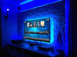 / die hintergrundbeleuchtung am tv ist aber noch aus einem anderen grund eine gute idee. Tv Wand Bauen Und Mit Verblendern Individuell Arrangieren