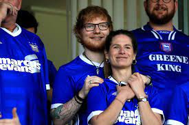 Born 17 february 1991) is an english singer, songwriter, musician, record producer, actor, and businessman. Ed Sheeran Seltenes Foto Mit Seiner Frau Gala De