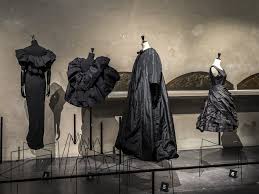 Retrouvez notre collection de robes balenciaga pour femme disponibles sur vestiaire collective ainsi qu'un grand choix d'articles mode à prix d'occasion. Balenciaga A Tale Of Two Stagings The Fashion Studies Journal