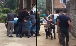 Muradiye'de meydana gelen heyelanda toprak altında kalan 3 kişiden 1'inin cansız bedenine ulaşıldı, güneysu'da ise 1 kişi kayıp. Rize Haberleri Sayfa 4 7 Tele1