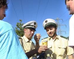 Sechserpack is a german television comedy sketch show that was first shown on sat.1 between 2003 and 2009. Polizei Verhindert Saufgelage 16 Jahrige Kauft 16 Sechserpack Bier Stuttgart Stuttgarter Nachrichten