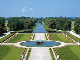 Work began on the palace in 1744 and on the park in 1753. Bayerische Schlosserverwaltung Garten Ubersicht