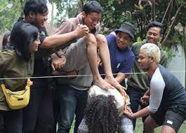 Kalau bersatu menjadi kuat tetapi sekiranya berpecah akan menjadi lemah. Bersatu Kita Teguh Bercerai Kita Runtuh P2tkp