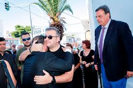 Όλες οι ειδήσεις για πυρροσ δημασ σημερα. Lygise O Pyrros Dhmas Sthn Agkalia Toy Remoy Sthn Khdeia Ths Gynaikas Toy Fwto