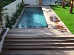 Schwimmbad Umgeben Ipe In Marseille Fur Ein Haus Des Architekten The Narrow Strip Behind The Swimming Pools Backyard Backyard Pool Small Swimming Pools