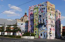 Painted by american artist james rizzi in his distinctive graphic illustrative style, the happy rizzi haus may have divided opinion between the young and old residents of braunschweig, but it's certainly brought colour to ackerhof. Quermania Happy Rizzi House Braunschweig Niedersachsen