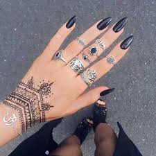 Now that the tattoo has dried, it is time to properly seal the tattoo. Modern Henna Tattoos For The Bride Arabia Weddings
