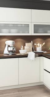 Kuchen Oberschranke Beige Seidenmatt Lackiert Mit Dunkler Arbeitsplatte Oberschrank Kuche Kuchengalerie Kuche